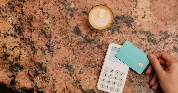 グルメもホテルも使わない──若い世代が“実は日常で楽しめる”高級クレジットカード特典