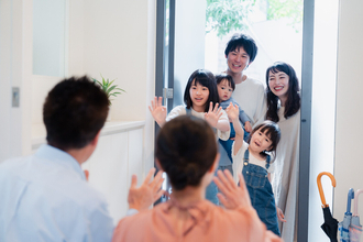 「なかなか帰ってくれない」お盆に家族・親族を迎える側が感じる“地味にしんどい”負担を調査