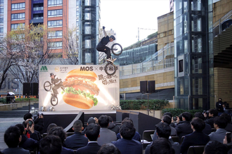 モスバーガー、BMXの中村輪夢とチャレンジパートナー契約へ - 「独創的な大技に挑み続けるチャレンジ精神と共鳴」