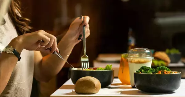 「三角食べ」が腎臓には逆効果? 医師がすすめる食べる順番とは