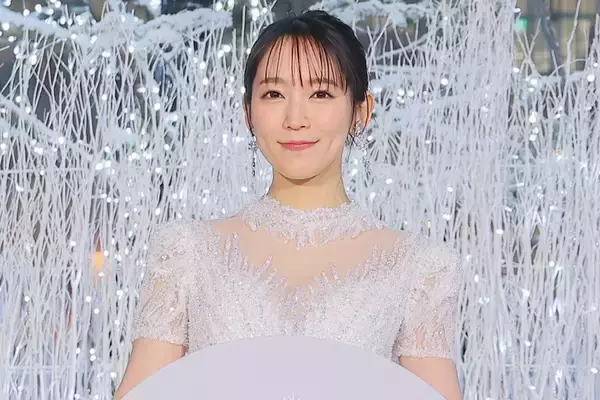 吉岡里帆、美背中＆デコルテ輝く純白ドレスで魅了　クリスマスの思い出語る「弟がいるので…」