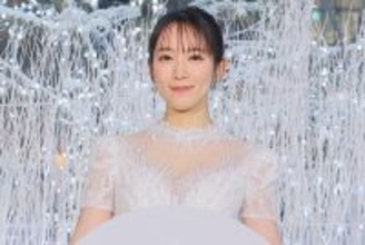 吉岡里帆、美背中＆デコルテ輝く純白ドレスで魅了　クリスマスの思い出語る「弟がいるので…」