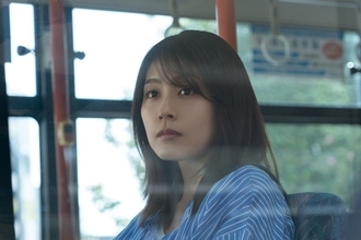 平凡な主婦から一転、金密輸を首謀するまでに変化していく二児の母を演じた有村架純　バスの車窓から外を見つめる『マジカル・シークレット・ツアー』場面写真