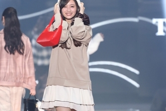乃木坂46井上和、ミニスカ×ブーツで秋モード　ふわふわ帽子でキュートな笑顔
