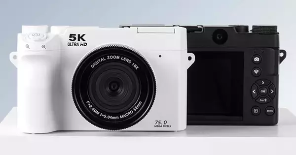 本格デザインで自撮りもできるコンパクトデジカメ　価格は9,800円～