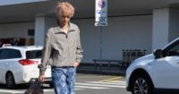 髙橋海人がエトロの最新コレクションでミラノに到着、バッグには自らデザインしたペイズリーナを