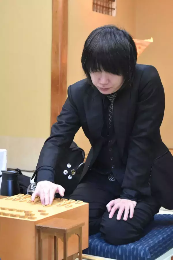 手厚いさばきの快勝譜　佐藤九段が永瀬九段の挑戦阻み自力残留つかむ　第84期順位戦Ａ級９回戦「将棋界の一番長い日」