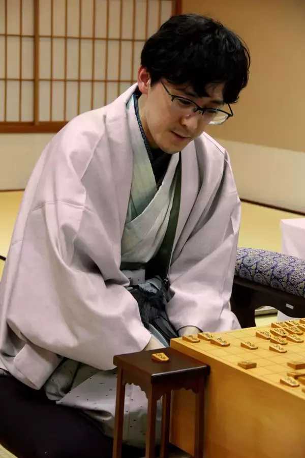 勝敗分けた中盤感覚　伊藤二冠が増田八段下し４年ぶりリーグ入り　伊藤園お～いお茶杯第67期王位戦予選決勝