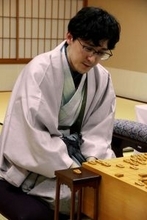 勝敗分けた中盤感覚　伊藤二冠が増田八段下し４年ぶりリーグ入り　伊藤園お～いお茶杯第67期王位戦予選決勝