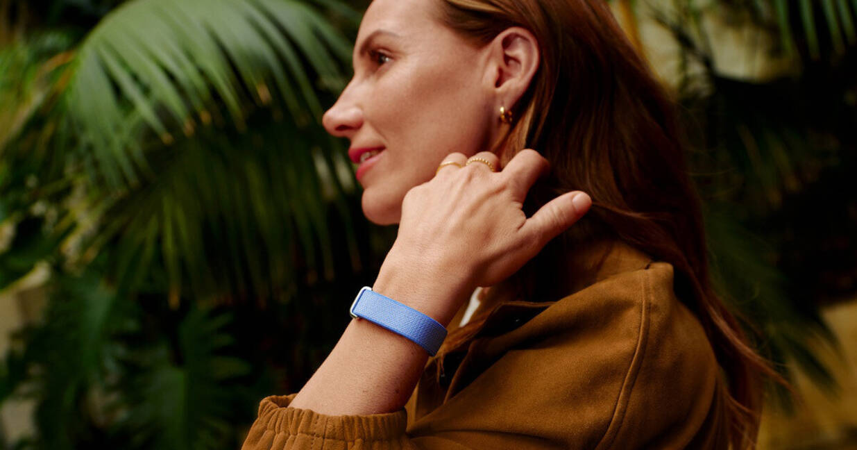Google、歴代最小の画面なし健康トラッカー「Fitbit Air」 - 16,800円 