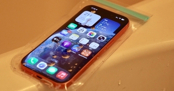 【ダイソー】濡れた手でスマホ操作できる「IPX5・スマホ用防水ケース」（110円）を試した
