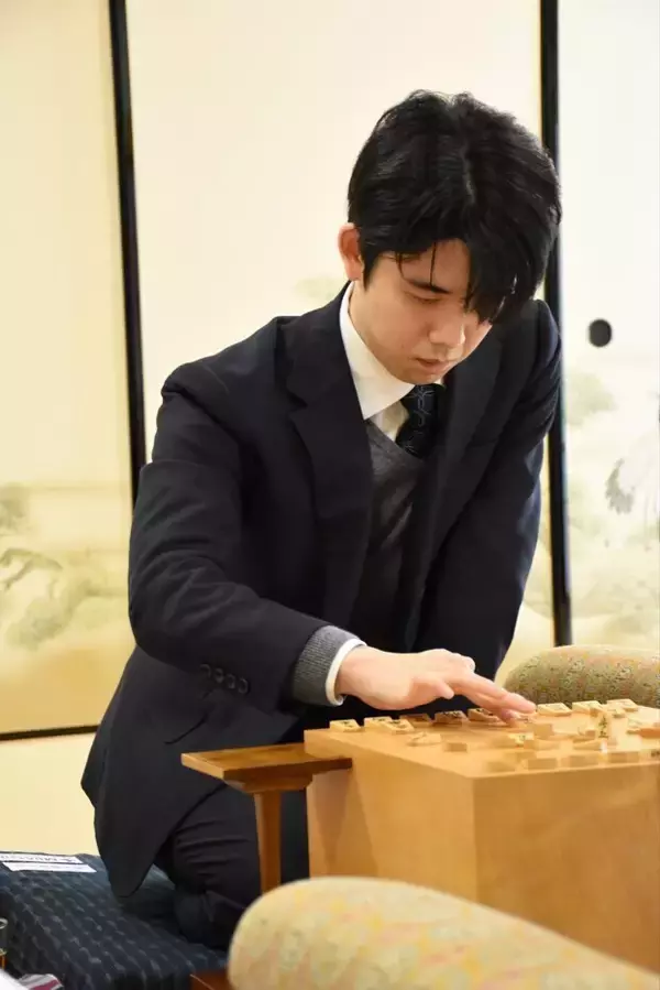 「これが逆転するのか…」「将棋こわい」　藤井名人・竜王が菅井八段と斎藤八段下し四強進出　第19回朝日杯将棋オープン戦本戦