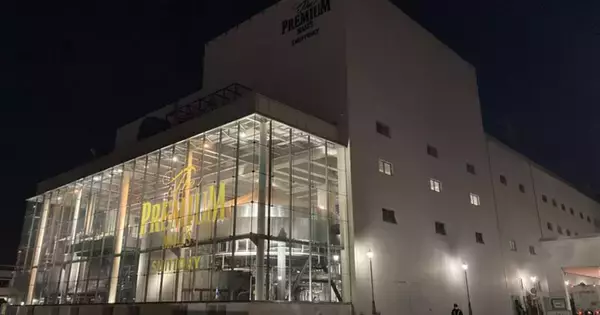 幻想的な夜のビール工場で「神泡」の真髄に触れる。「サントリー武蔵野ビール工場」ナイトツアー開催