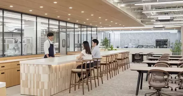 隣のオフィスは青く見える 第40回 「白い恋人」の石屋製菓が本社リニューアル、10m超のキッチンで「作って、食べて、議論」