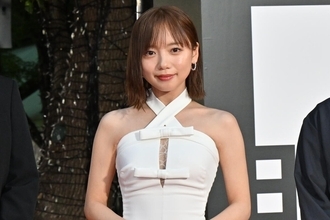 齊藤京子、素肌まぶしいドレス姿で魅了 スリットから美脚もチラリ