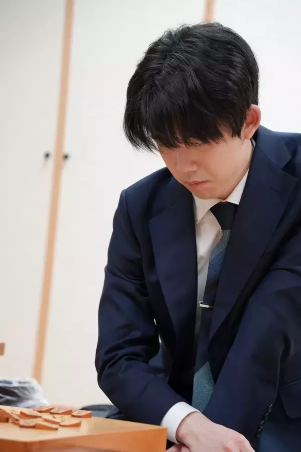 飛車がなくても将棋は勝てる！？　藤井竜王・名人が絶品二枚角で斎藤六段下し王座奪還へ一歩前進　第74期王座戦挑戦者決定トーナメント