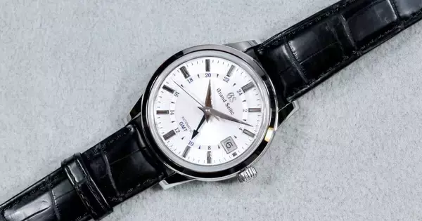 グランドセイコー「SBGM255」- 早春の雪雫を映したダイヤルがたたずむエレガンスコレクションのGMT