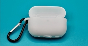 【ダイソー】110円で「AirPods Pro 2」を保護！ カラビナ付きシリコンケースを試してみた