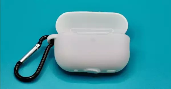 【ダイソー】110円で「AirPods Pro 2」を保護！ カラビナ付きシリコンケースを試してみた