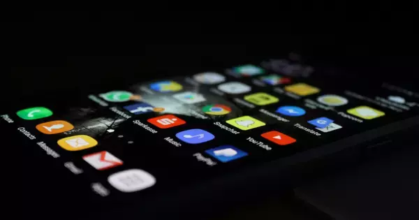 「ブルーライトで眠れなくなる」は時代遅れ。この設定を寝る前にオンにすればスマホを見ても大丈夫