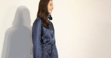 新木優子、スラリとした美脚で魅了　シルクチェックのセットアップ着こなす