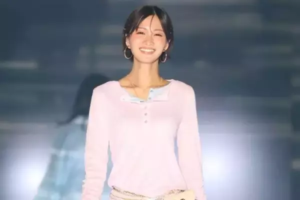 岡崎紗絵、淡いニットが春らしい　華やか旬な着こなしで笑顔のランウェイ