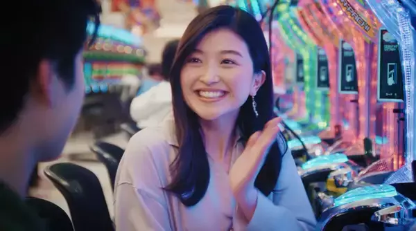 「めっちかわいかった」「最高すぎる」CMで“笑顔”に釘付け…元アイドルでTikTokフォロワー約42万人の美女とは