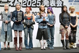 HANA、ベストジーニスト受賞「とても光栄」 個性あふれるデニムコーデで授賞式に登壇