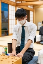 勝敗分けた質駒の銀　古賀六段が羽生九段制し昇級争いに踏みとどまる　第84期順位戦Ｂ級２組６回戦