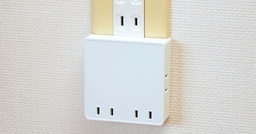 【ダイソー】壁のコンセントをスッキリ増設、ケーブルなしの薄型電源タップが便利！