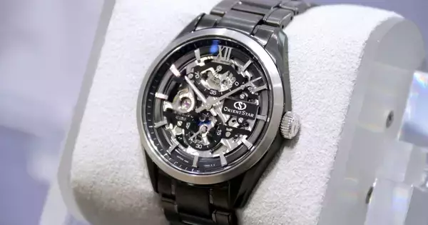 オリエントスター 2026年春夏新作 - ムーブメントに新たな仕上げ、75周年記念モデル「M34 F8 スケルトン ハンドワインディング」