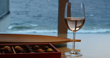 「ウイスキーは定番なのに...」なぜワイン入りチョコは少ないのか