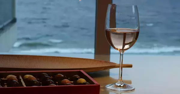 「ウイスキーは定番なのに...」なぜワイン入りチョコは少ないのか