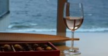 「ウイスキーは定番なのに...」なぜワイン入りチョコは少ないのか