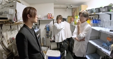 「見ててイタい」「カッコ悪い」　バースデーイベントに遅刻、しかもその服装は…