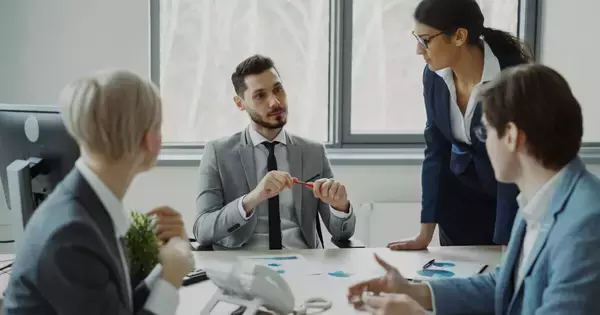 「目を見て話す」も「ネクタイを見る」も正解じゃない…感じがいい人の“視線の使い方”