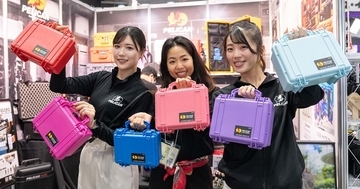 超小型ストロボ＆超薄型レンズ、思わず欲しくなる個性派カメラアクセサリー