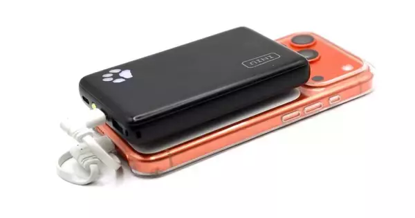【ダイソー】スマホとモバイルバッテリーを一体化する吸盤を使ってみた、220円で充電中のイライラを軽減