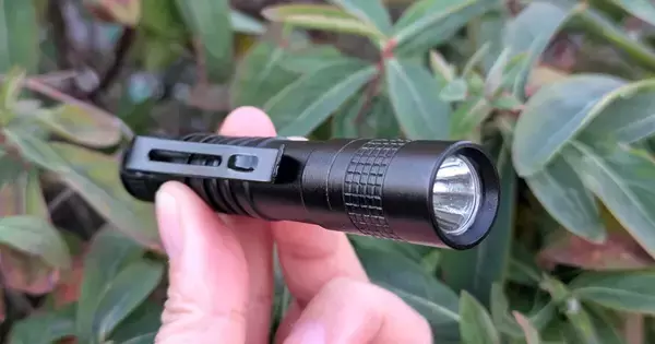 【ダイソー】夜道の足元用にちょうどいい？ 小型LEDライトを試した