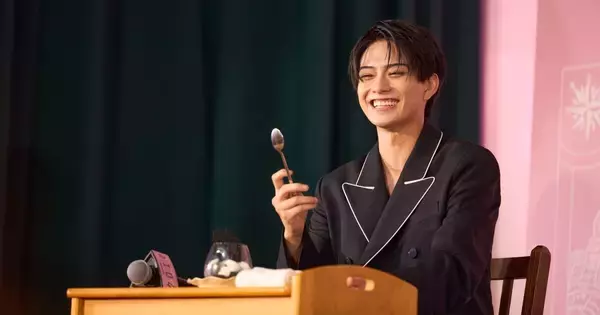 岩瀬洋志、パフェを前にニッコリ笑顔