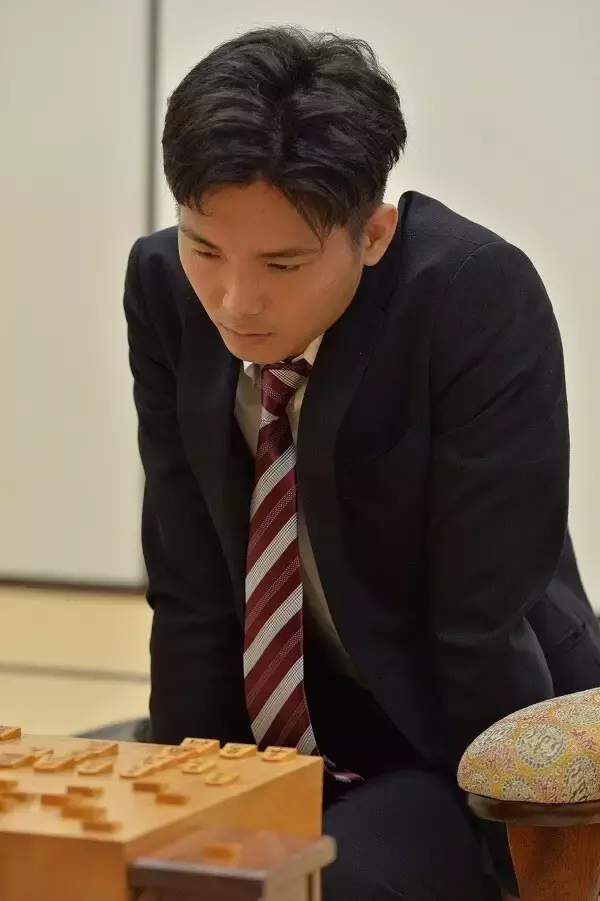 勝敗分けた「さりげない王手」　都成七段が逆転で８年ぶり昇級　第84期順位戦Ｃ級１組11回戦