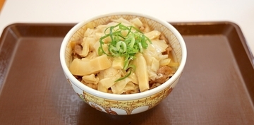 想像以上の主役感に驚き! すき家の期間限定「旨だしたけのこ牛丼」、“春食材”との相性は…【実食レポ】
