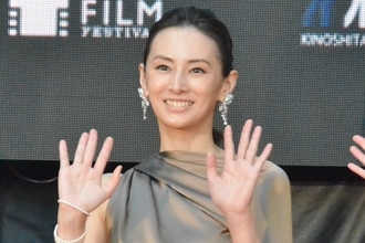北川景子、スリットから美脚披露　TIFFレッドカーペットで圧巻オーラ放つ