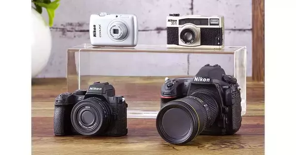 ニコン「D850」「Z50II」がガシャポンに、シャッターボタンも押せる！