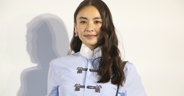 3児の母・人気モデルがディオールイベントに登場　美スタイル際立つパンツコーデ披露