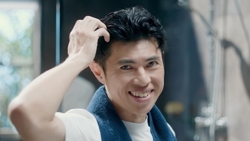 花王「サクセス」の新CMが配信開始 - 小島よしおが鍛え上げられた肉体美とクールな表情を披露