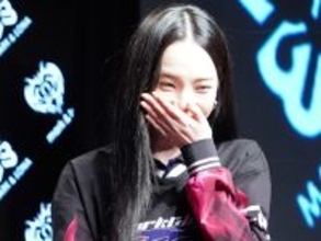 aespa・KARINAが失敗して赤面!? ゴルフウェア姿でパターゴルフに挑戦