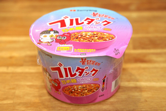 【実食】甘い! 辛い! 甘い!…辛い! 辛い! ファミマ「スワイシーブルダック炒め麺BIGカップ」が超クセになった