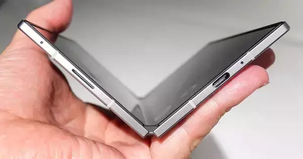 佐野正弘のケータイ業界情報局 第163回 値段が高く製品数も少ない折りたたみスマホ、2026年こそメジャーになれるか？