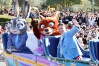 上戸彩、ディズニーランド降臨　『ズートピア2』ジュディ＆ニックとオープンカーでグリーティング
